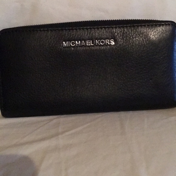 Michael Kors Accessories - Accepting offers 💥MICHAEL KORS WALLET 💥